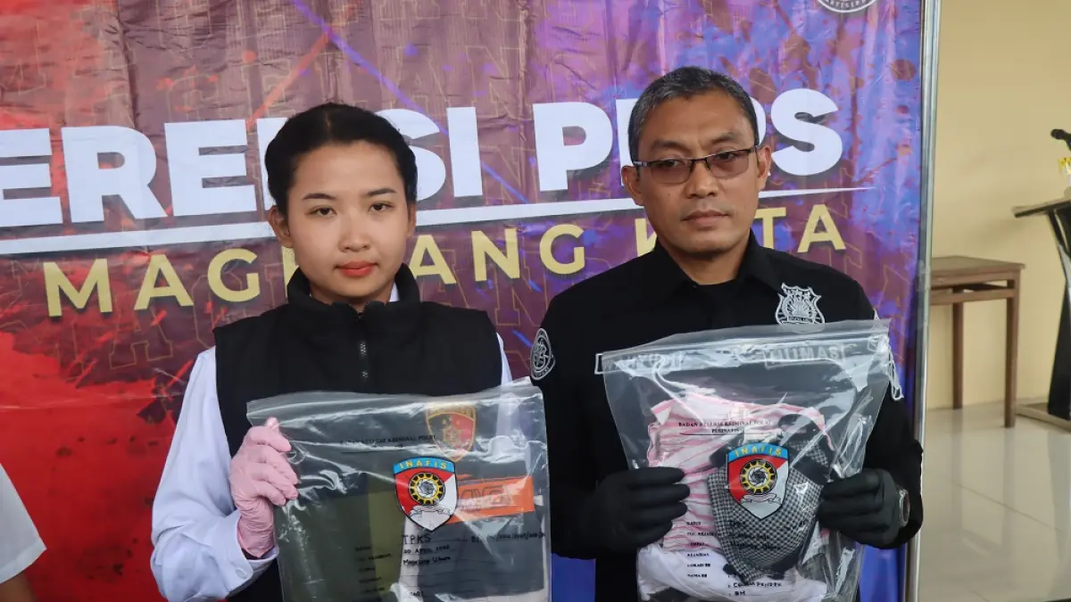 Kasat PPA dan PPO Polres Magelang Kota AKP Riana Adhyaksari menunjukkan barang bukti dugaan pelecehan seksual terhadap anak di bawah umur. (ROFIK SYARIF/ JAWA POS RADAR MAGELANG)