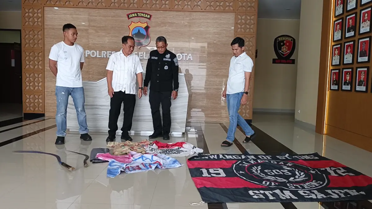 Kasat Reskrim Polres Magelang Kota AKP Iwan Kristiana didampingi Kasi Humas Ipda Wahyudi menunjukkan sejumlah barang bukti tawuran yang diamankan. (ROFIK SYARIF/ JAWA POS RADAR MAGELANG)