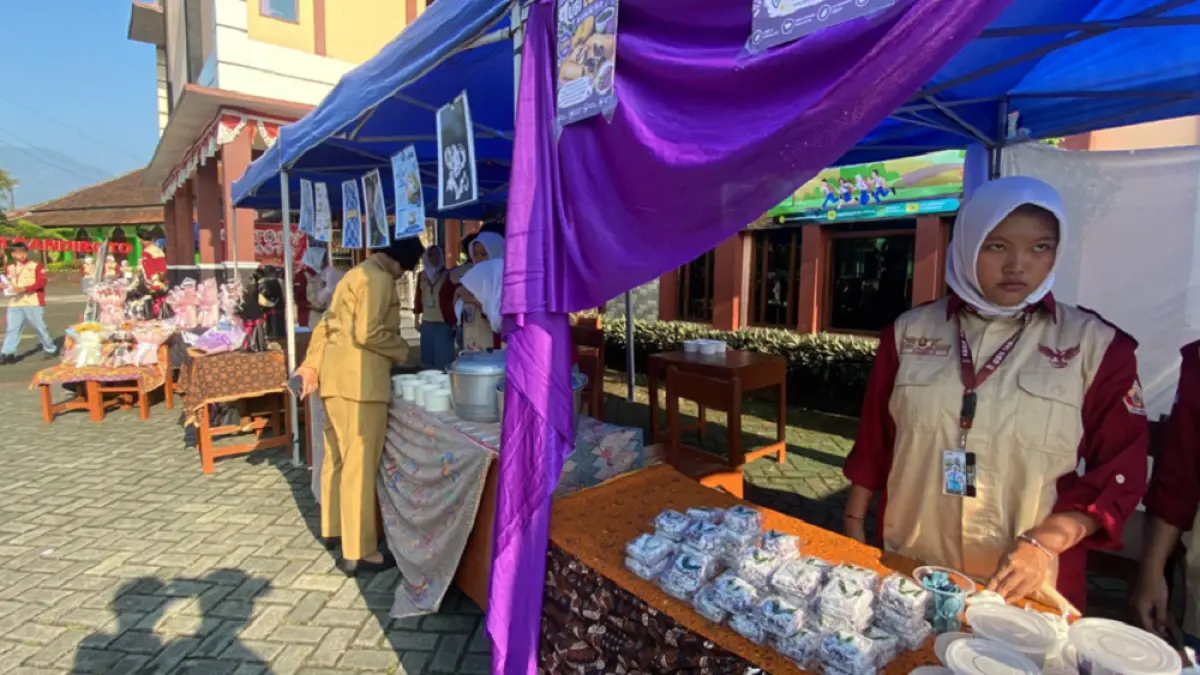 Kegiatan dilaksanakan di lingkungan SMA Negeri 1 Candiroto dengan suasana yang semarak melalui deretan tenda-tenda kecil yang berjajar di halaman sekolah.