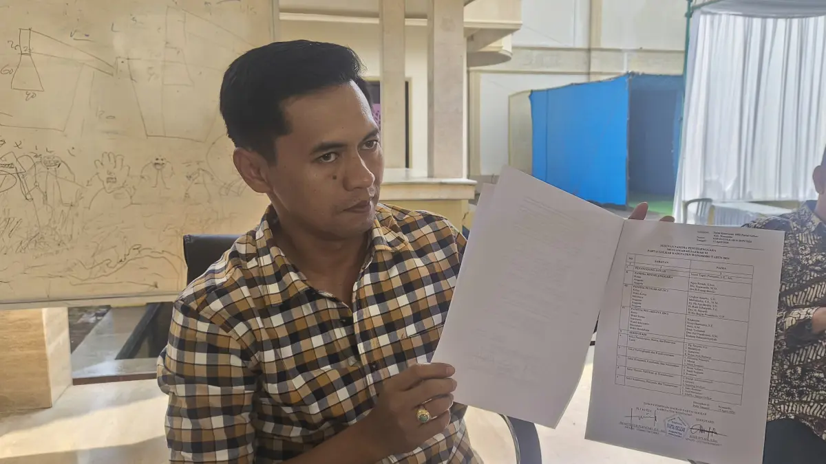 Ketua OC Musda XI Golkar Wonosobo, Khakmim saat memperlihatkan berkas administrasi penyelenggaraan Musda. (Sigit Rahmanto/Jawa Pos Radar Magelang)