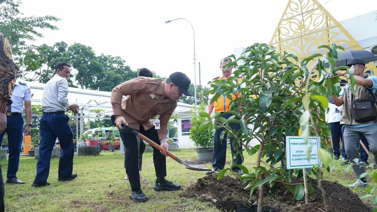 Wali Kota Magelang Damar Prasetyono menanam bibit pohon di area kebun anggur Terminal Tidar Kota Magelang