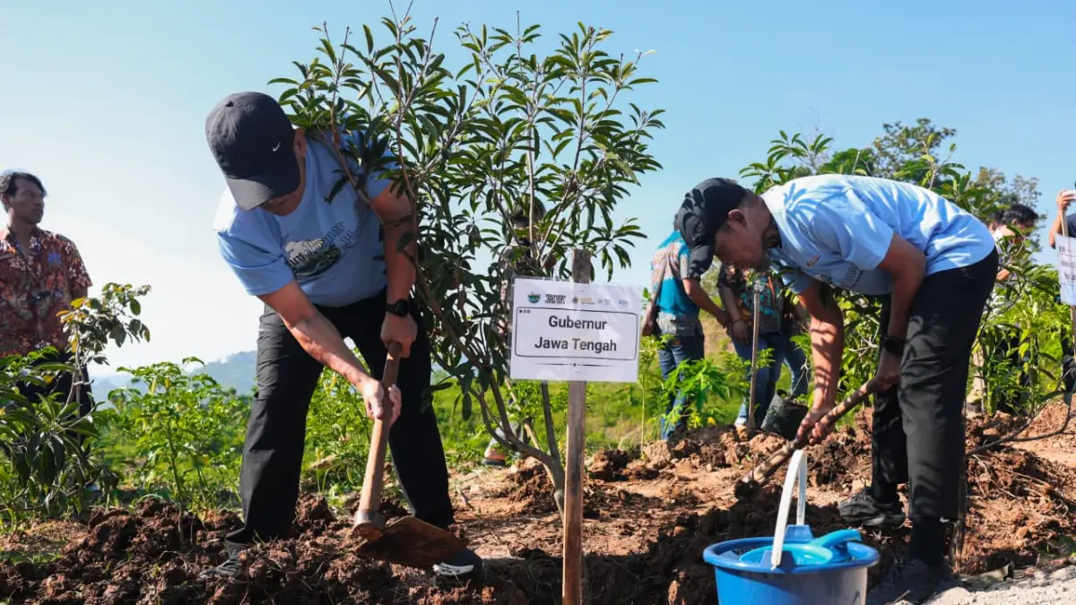 Gubernur Jawa Tengah Ahmad Luthfi menanam pohon dalam rangka konservasi dan reklamasi tambang batu andesit di Desa Kandangan, Kecamatan Bawen, Kabupaten Semarang, Rabu (13/5/2026). (Istimewa)
