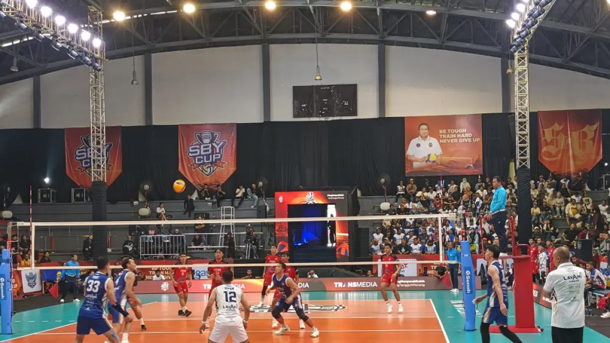 Laga pembuka SBY Cup 2026 antara LaVani menghadapi PDAM Tirta Bhagasasi yang ditutup dengan kemenangan 3-0 untuk LaVani. (ROFIK SYARIF/ JAWA POS RADAR MAGELANG)