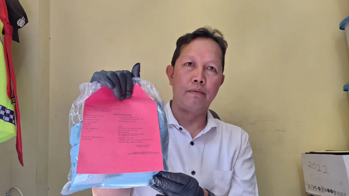 Petugas kepolisian saat menunjukkan sejumlah barang bukti yang diberikan korban. (Humas Polres Wonosobo for Jawa Pos Radar Magelang).