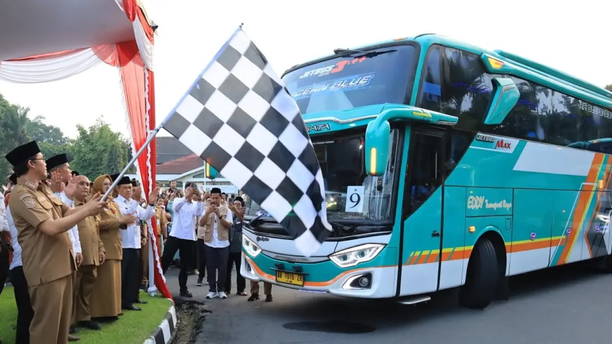Bupati Magelang Grengseng Pamuji melepas keberangkatan bus rombongan calon jemaah haji kloter 17.&nbsp; (ROFIK SYARIF/ JAWA POS RADAR MAGELANG)