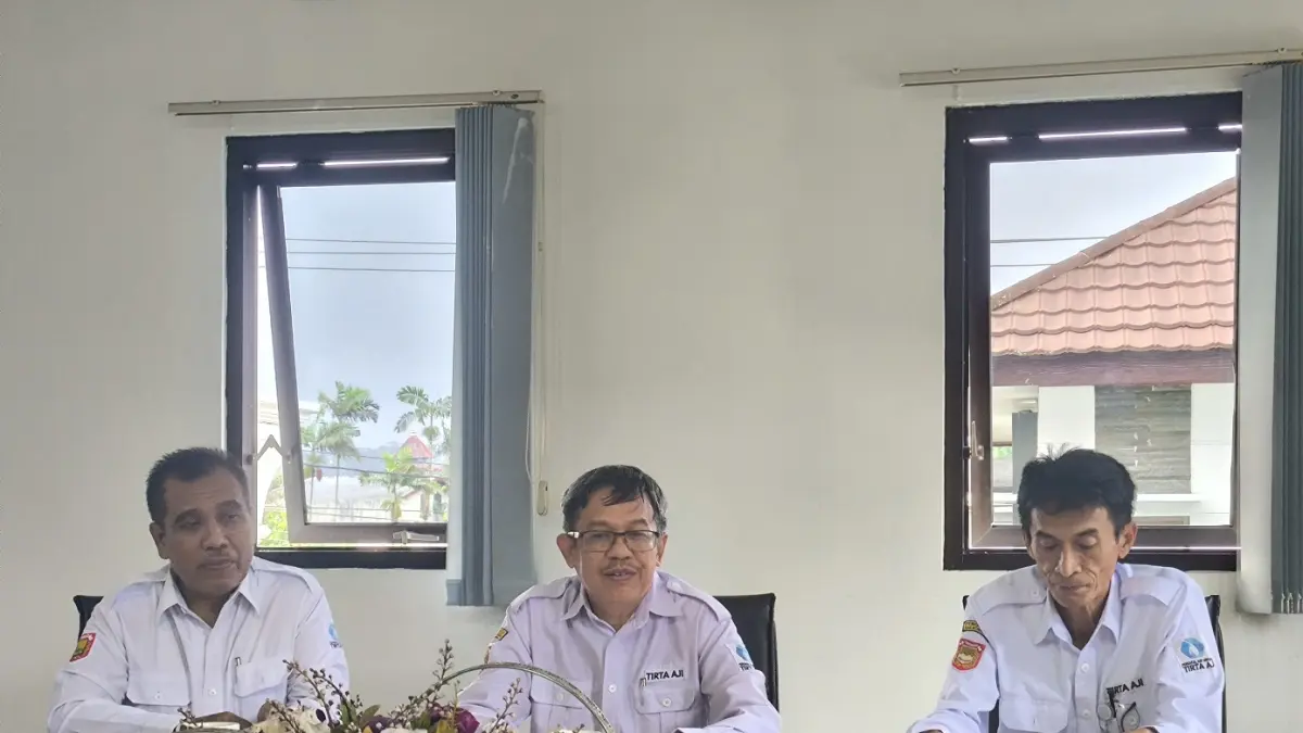 Dirut Muchammad Sjahid (tengah) bersama jajaran direksi Perumda Air Minum Tirta Aji Wonosobo. (Sigit Rahmanto/Jawa Pos Radar Magelang).

