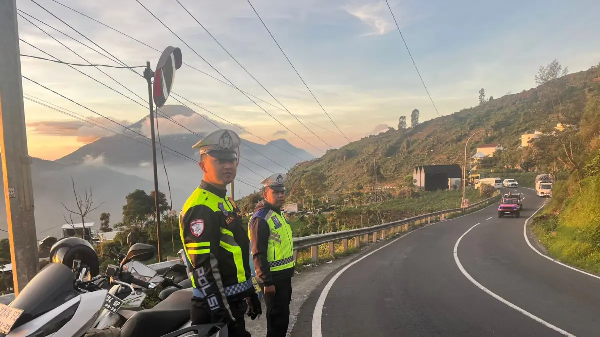 Petugas Polres Wonosobo saat mengamankan daerah rawan macet menuju kawasan wisata Dieng. (Istimewa)