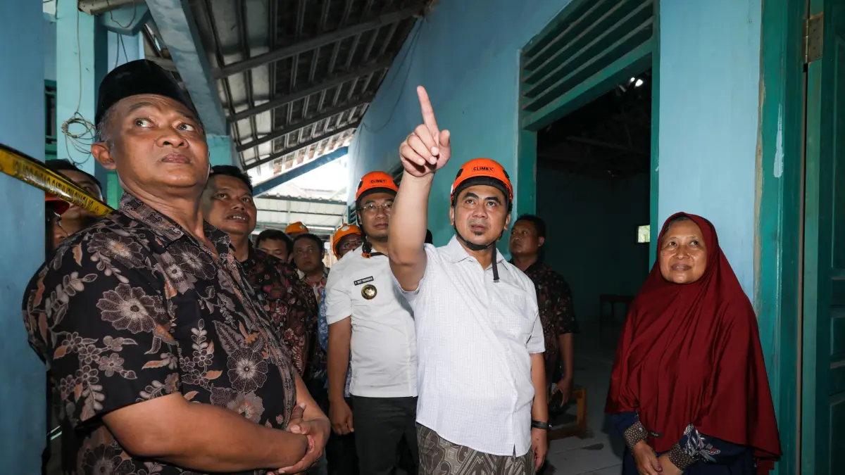 Wakil Gubernur Jawa Tengah, Taj Yasin Maimoen meninjau lokasi MTs Bulu Sragen yang atapnya ambrol  pada Kamis (14/5/2026).&nbsp;(Istimewa)
