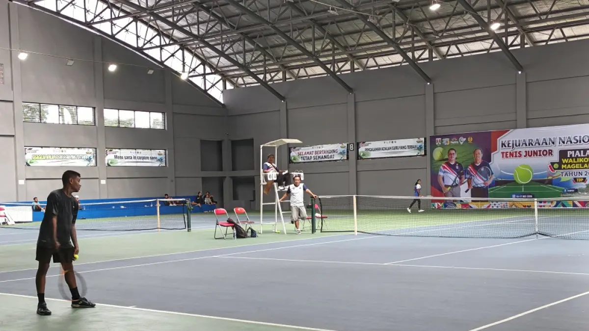 Para atlet tenis junior bersaing di Kejuaraan Nasional Tenis Junior Piala Wali Kota Magelang 2026, Jumat (15/5/2026). (ROFIK SYARIF/ JAWAPOS RADAR MAGELANG)