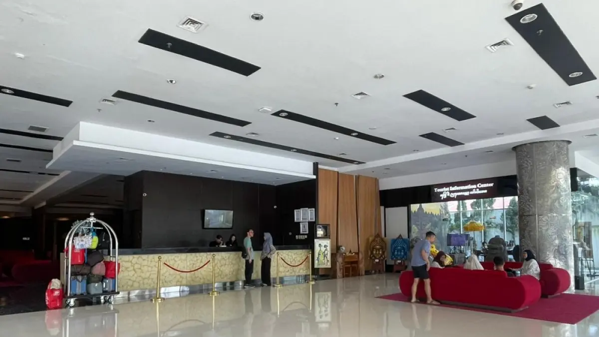 Para tamu sedang menunggu proses check-in di Atria Hotel Magelang, Jumat (15/5/2026). (PUPUT PUSPITASARI/JAWA POS RADAR MAGELANG)