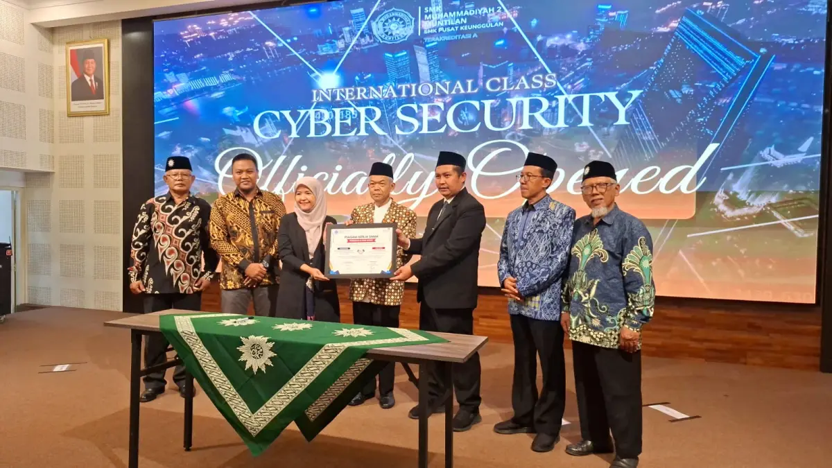 SMK Muhammadiyah 2 Muntilan (Mudamu), Kabupaten Magelang, menghadirkan momen wisuda yang berbeda tahun ini. Tidak hanya melepas para lulusan, pihaknya juga resmi meluncurkan&nbsp;International Class Cyber Security&nbsp;hasil kerja sama dengan PT Telkom Indonesia.