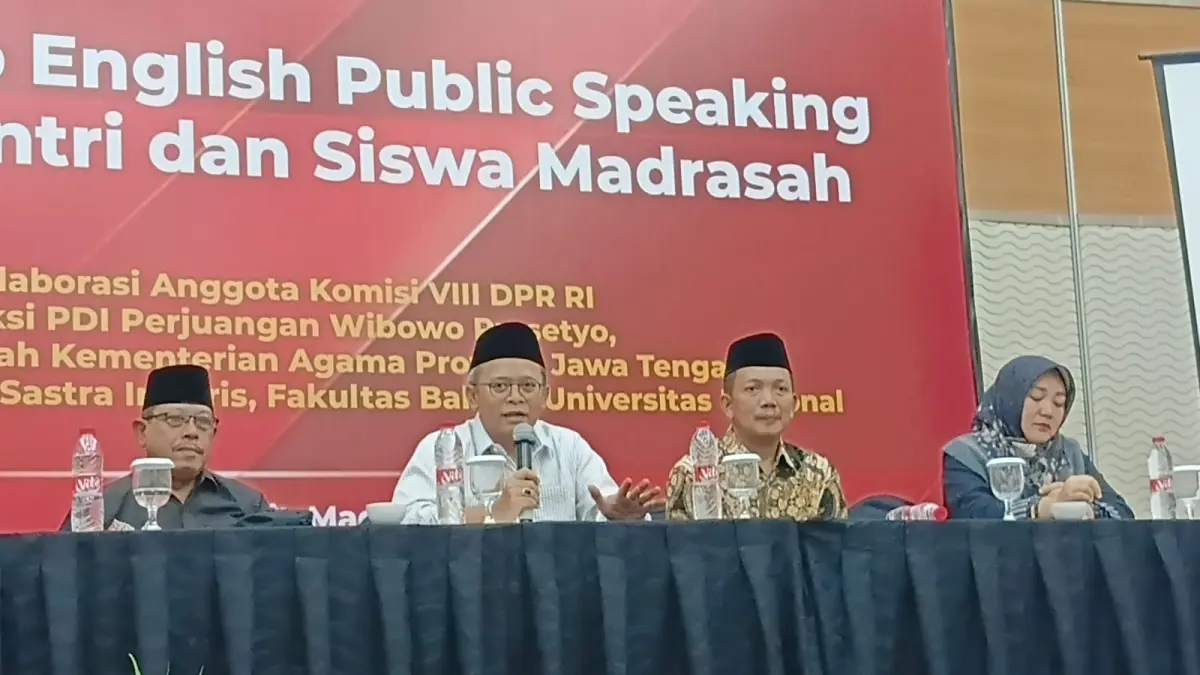 Anggota DPR RI Fraksi PDI Perjuangan Wibowo Prasetyo saat memberikan sambutan di kegiatan&nbsp;Workshop English Public Speaking untuk Santri dan Siswa Madrasah yang digelar di Magelang, Jumat (15/5/2026).