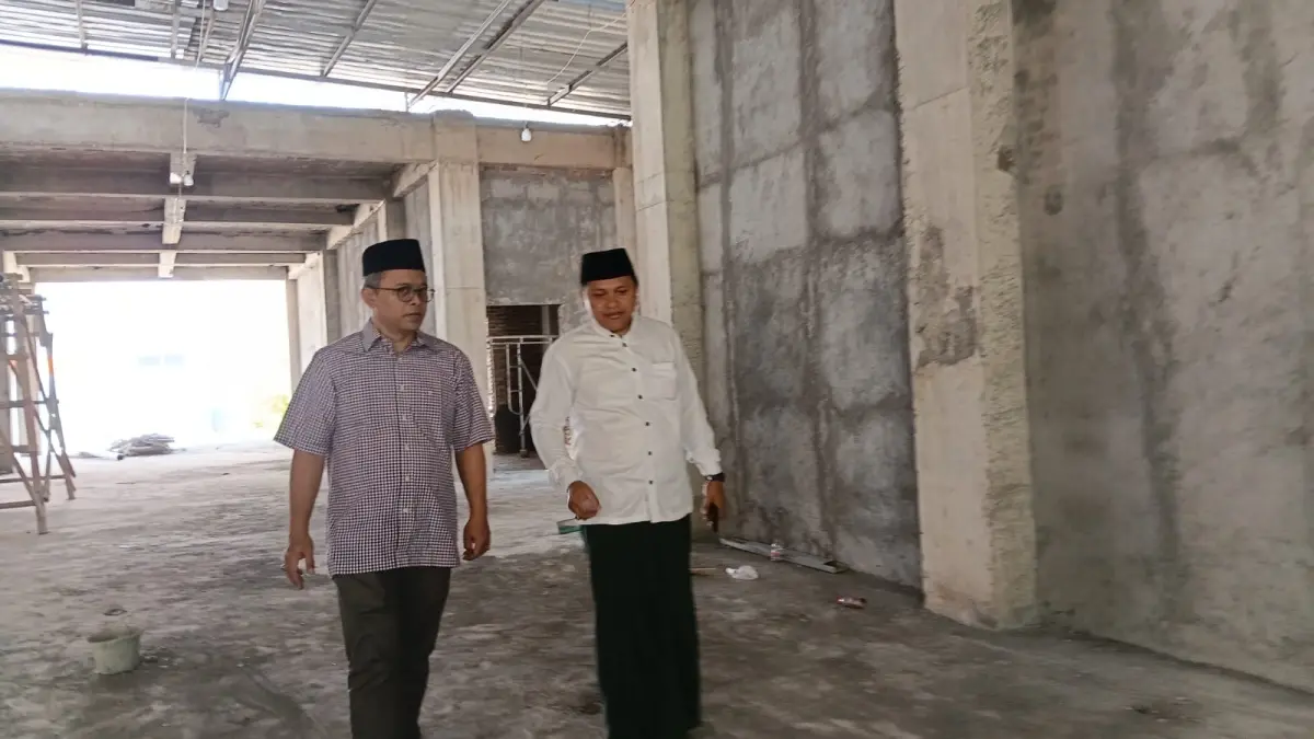 Anggota Komisi VIII DPR RI Wibowo Prasetyo melakukan peninjauan pembangunan masjid di lingkungan Madrasah Aliyah Negeri (MAN) 1 Magelang yang nantinya akan digunakan untuk kegiatan ibadah dan pembinaan keagamaan siswa, Jumat (15/5/2026).
