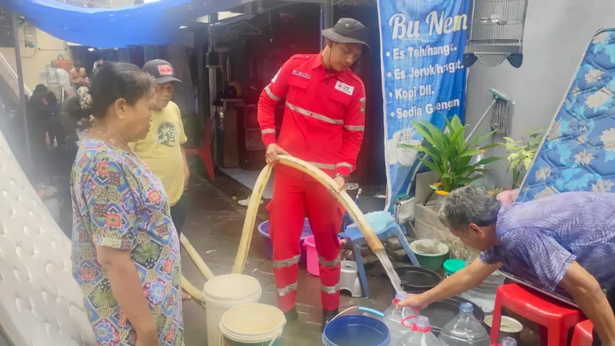 BPBD Jateng menyalurkan air bersih pada warga  yang membutuhkan.