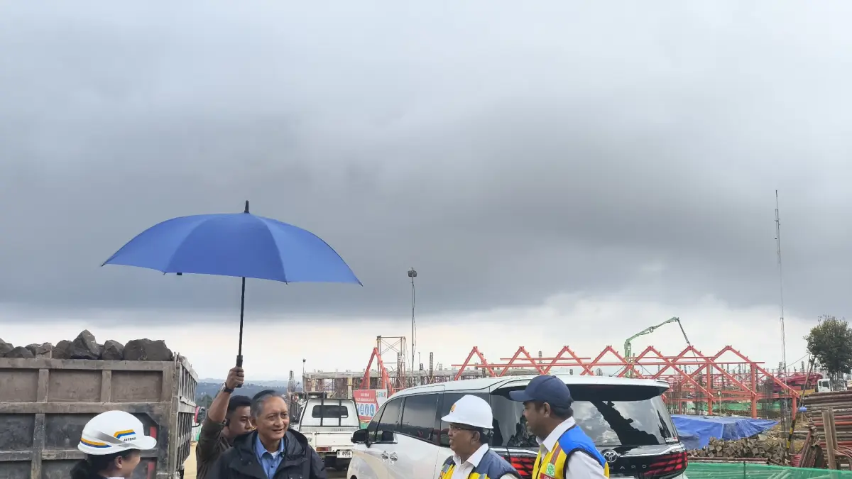 Menteri Pekerjaan Umum Dody Hanggodo saat memantau pembangunan proyek Sekolah Rakyat di Kabupaten Wonosobo, Jumat (15/5/2026). (Sigit Rahmanto/Jawa Pos Radar Magelang)
