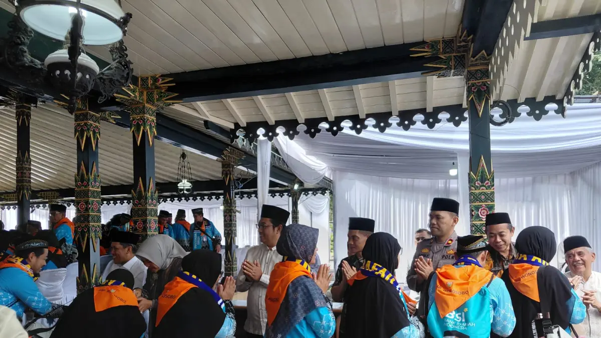 Pelepasan jemaah haji asal Wonosobo di Pendopo Bupati, Jumat (15/5). Mereka terbagi dalam beberapa kloter yang berangkat melalui embarkasi YIA.
