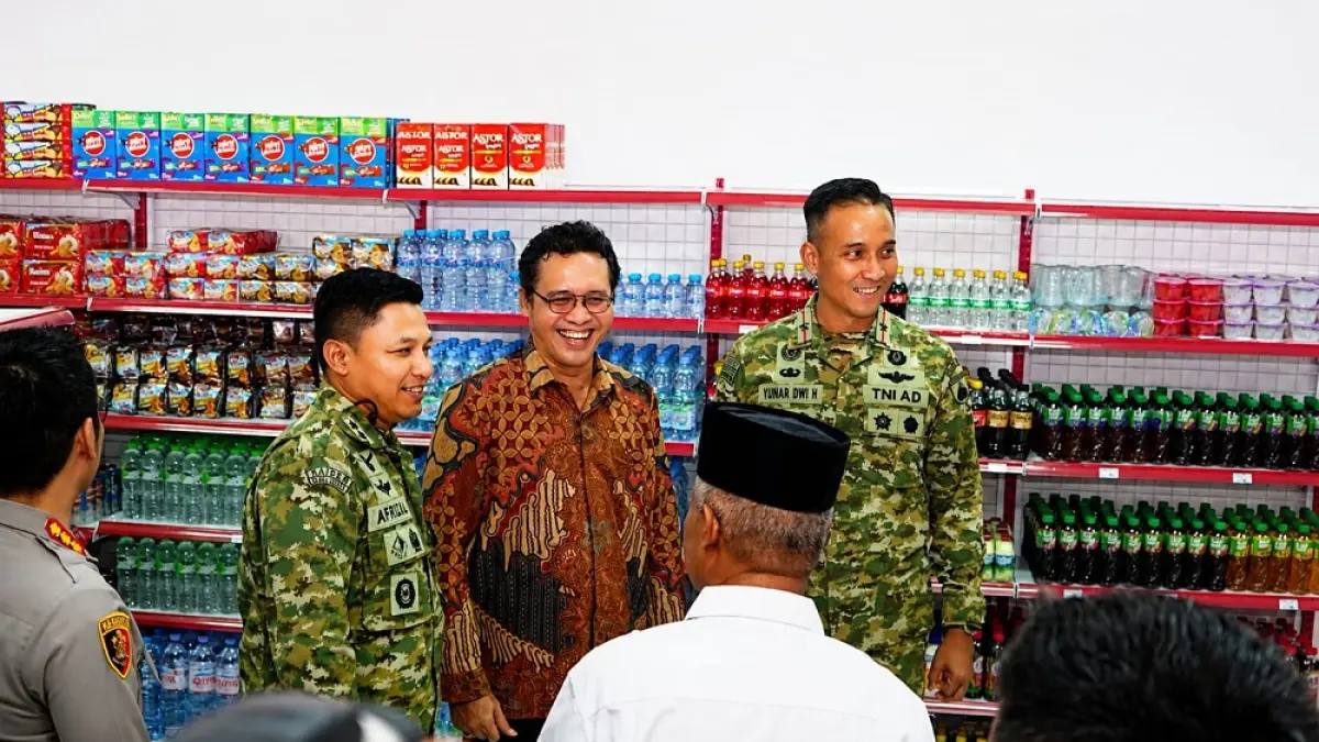 Bupati Magelang Grengseng Pamuji bersama Danrem 072/Pamungkas Brigjen TNI Yuniar Dwi Hantono, Komandan Kodim 0705/Magelang Letkol Inf Afrizal Rahman saat peresmian gerai Koperasi Desa/Kelurahan Merah Putih (KDKMP) Desa Pancuranmas.&nbsp;