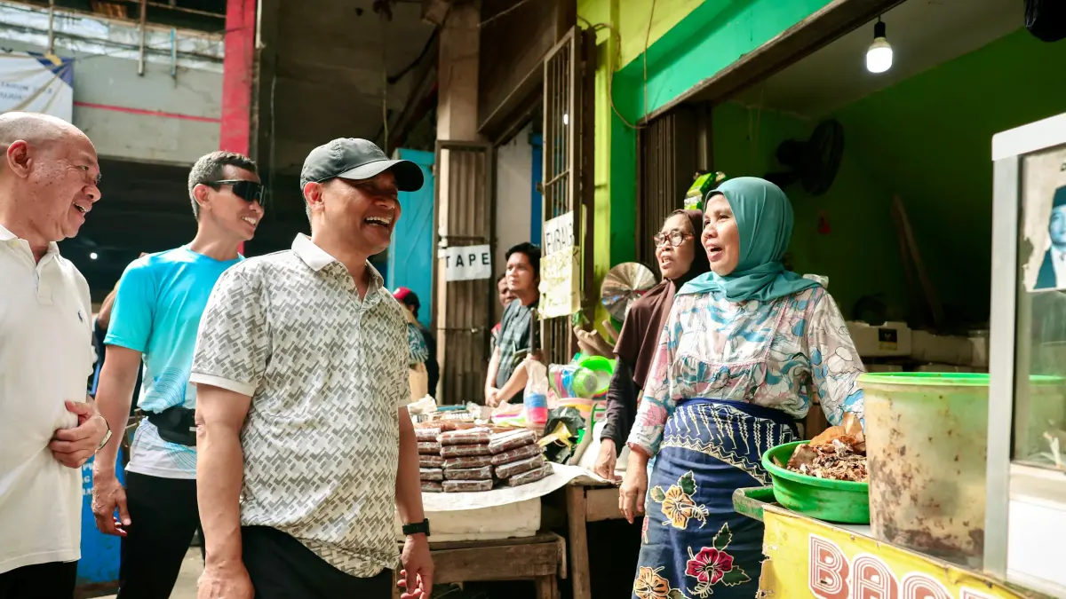 Gubernur Ahmad Luthfi bersama Bupati Banyumas, Sadewo Tri Lastiono blusukan ke Pasar Wage Purwokerto, Minggu (17/5/2026).