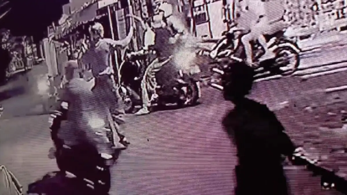 Rekaman CCTV aksi tawuran kelompok pemuda di kawasan Jalan Sultan Agung depan Klinik Utama Sri Husada, Jurangombo Selatan, Magelang Selatan.

&nbsp;