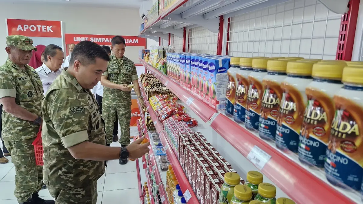 Wakil Wali Kota Magelang dr Sri Harso, Kasdam IV/Diponegoro Brigjen TNI M Andhy Kusuma, hingga masyarakat berbelanja di KDMP Wates yang beroperasional pertama pada Sabtu (16/5/2026). (PUPUT PUSPITASARI/JAWA POS RADAR MAGELANG)
