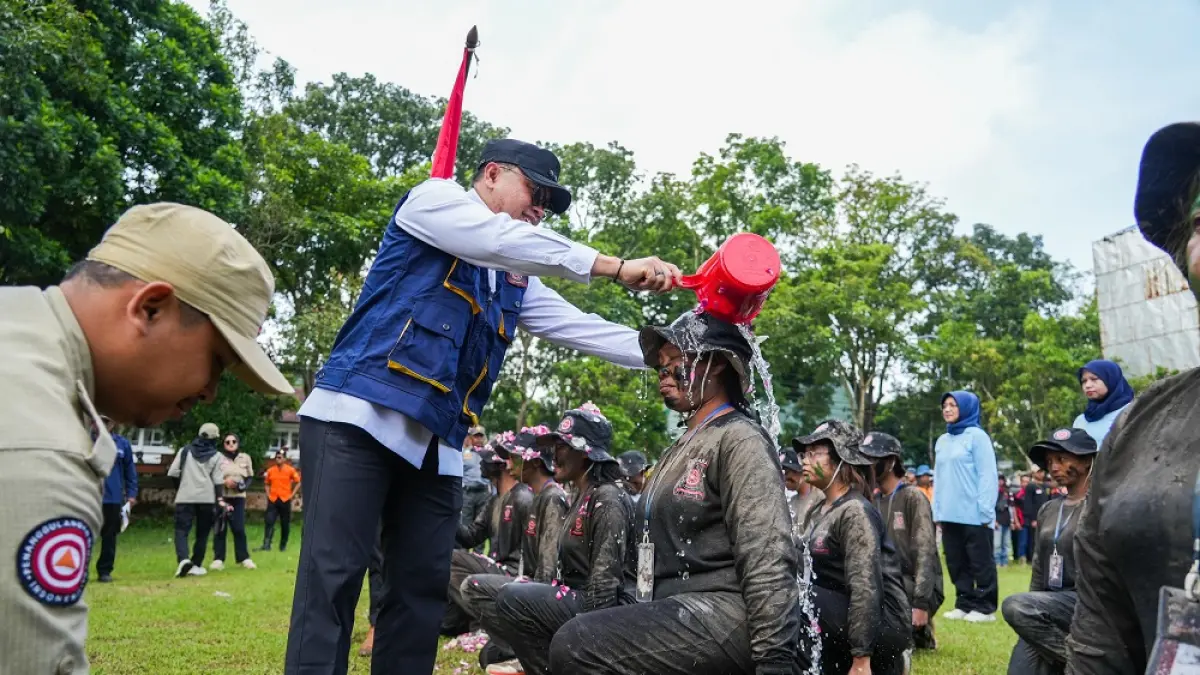 Wali Kota Magelang Damar Prasetyono menyiramkan air bunga mawar sebagai simbol awal yang baru bagi para relawan Tagana dan Prodam mengabdi untuk masyarakat.

&nbsp;