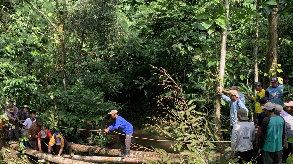 Warga bergotong-royong membangun jembatan darurat sebagai akses warga Dusun Banjaran, Desa Plosogaden, Minggu (17/5/2026). (Devi Khofifatur Rizqi/Jawa Pos Radar Magelang)

