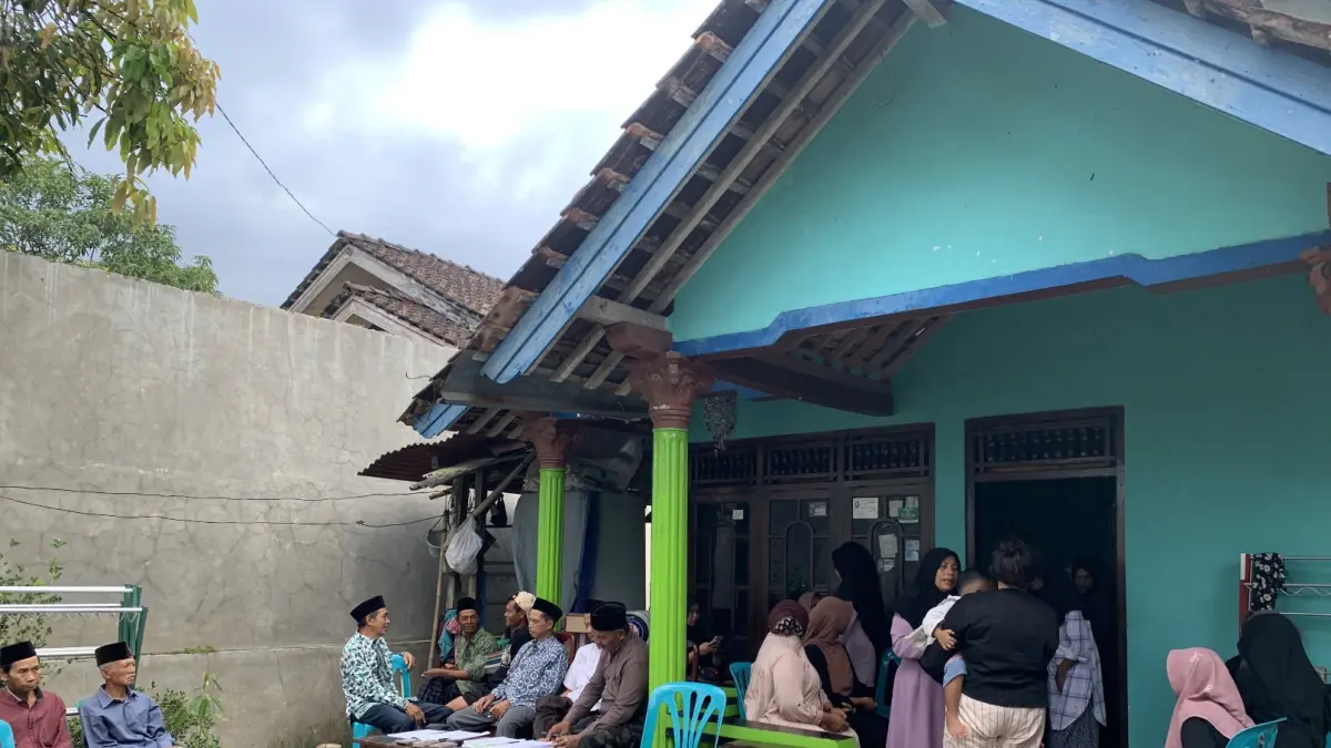 Warga takziah ke rumah korban yang dibunuh suaminya, Minggu (17/5/2026).(Devi Khofifatur Rizqi/Jawa Pos Radar Magelang)