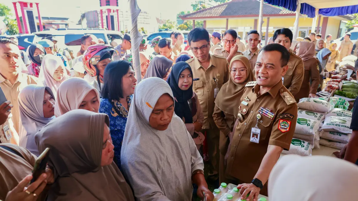 Gubernur Jawa Tengah Ahmad Luthfi berada di acara Gerakan Pangan Murah di halaman Kantor Desa Gumiwang Kecamatan Purwanegara, Kabupaten Banjarnegara, Senin (18/5/2026). (Istimewa)