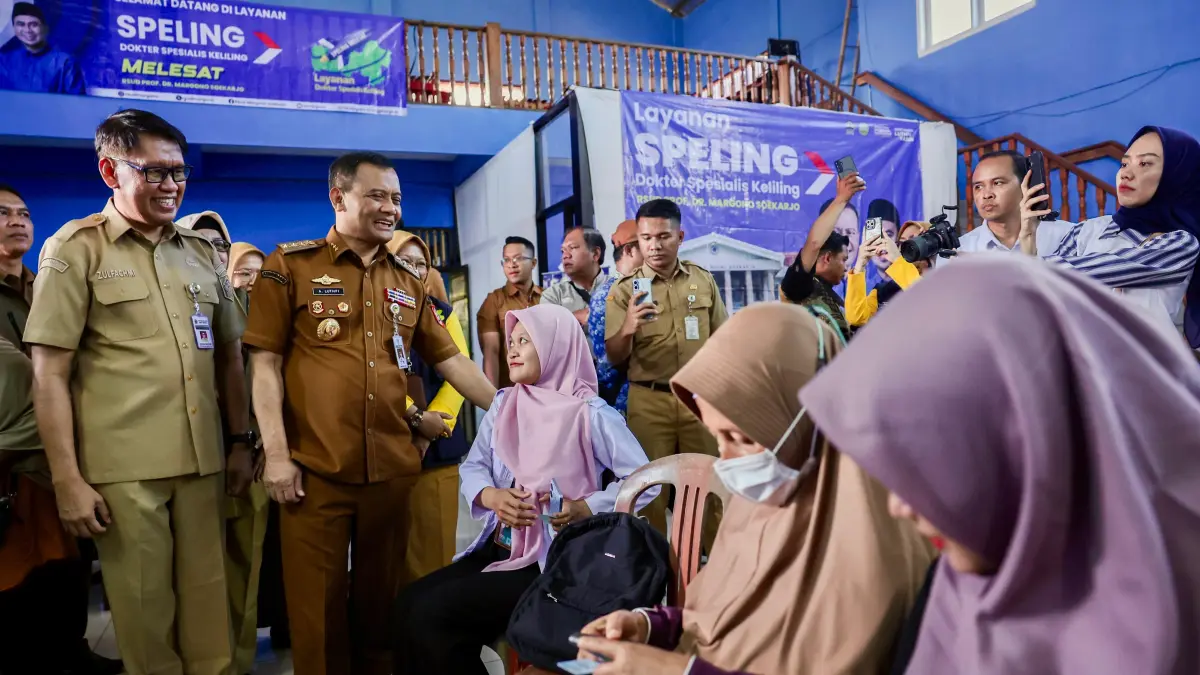 Gubernur Jawa Tengah Ahmad Luthfi berbincang dengan warga yang memeriksakan diri di acara porgram dokter spesialis keliling (Speling) di Desa Gumiwang, Kecamatan Purwanegara, Kabupaten Banjarnegara, Senin (18/5/2026). (Istimewa)