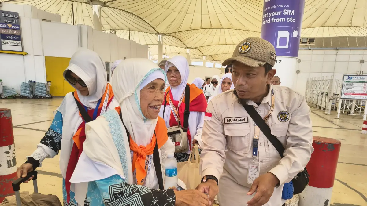 Petugas kloter saat mendampingi para jamaah risiko tinggi yang telah mendarat di Bandara Internasional King Abdul Aziz, Jeddah, Minggu (17/5/2026). (Istimewa).