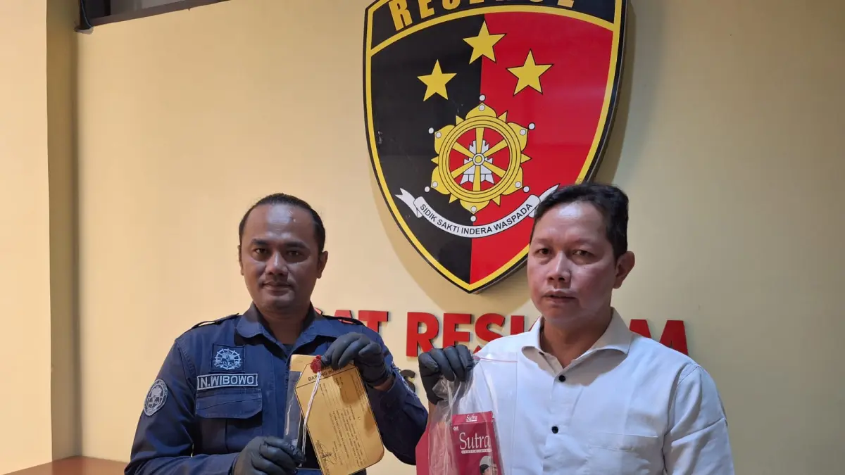 Polisi menunjukkan barang bukti yang digunakan pelaku dalam menjalankan operasi esek-esek di hotel di Wonosobo. (Polres Wonosobo for Jawa Pos Radar Magelang).