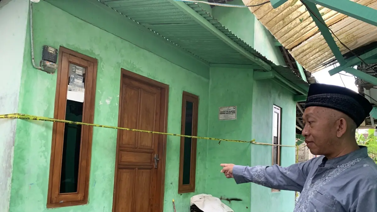 Warga menunjukkan rumah korban yang menjadi lokasi pembunuhan DRS oleh suaminya sendiri, K di Ngadirejo Temanggung. (Devi Khofifatur Rizqi/Jawa Pos Radar Magelang).