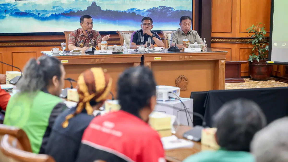 Gubernur Jawa Tengah Ahmad Luthfi menerima audiensi perwakilan driver ojol roda dua dan roda empat di kantornya, Selasa (19/5/2026). Dalam pertemuan itu, gubernur memastikan pemerintah provinsi tidak akan tinggal diam terhadap berbagai persoalan yang selama ini dihadapi para driver online. (Istimewa)
