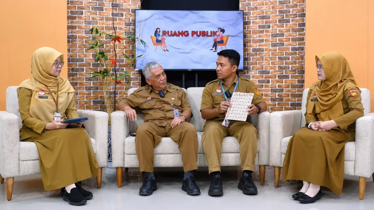 Talk show "Ruang Publik" yang digelar oleh Web TV, Selasa (19/5/2026) menghadirkan narasumber Sekda Wonosobo One Andang Wardoyo, guru SMAN 1 Mojotengah Sudarwati dan guru SMP Negeri 6 Satu Atap Kaliwiro, Wahyu Nur Alamsyah. (Diskominfo Wonosobo for Jawa Pos Radar Magelang).