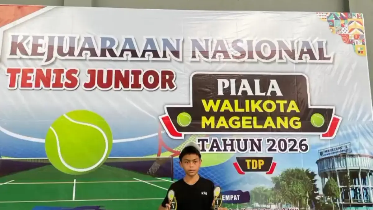 Ammar Althaaf Badruzzaman memegang piala Tenis Junior Wali Kota Magelang 2026 di Lapangan Tenis Moncer Serius, Minggu (17/5/2026).&nbsp;