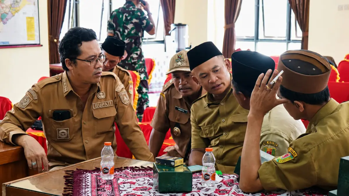 &nbsp;Bupati Magelang Grengseng Pamuji berbincang dengan para kades peserta rakor penyelenggaraan pemerintahan desa di Kecamatan Pakis.&nbsp;