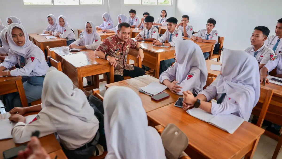 Gubernur Jawa Tengah, Ahmad Luthfi  duduk bersama siswa di ruang kelas usai meresmikan SMA Negeri 1 Kemalang, Selasa (19/5/2026). (Istimewa)