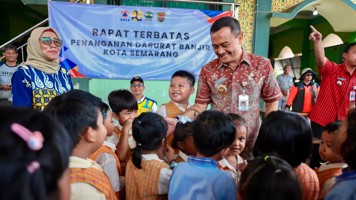 Gubernur Jawa Tengah Ahmad Luthfi menyapa anak-anak ketika meninjau banjir akibat jebolnya tanggul Sungai Plumbon di Kelurahan Mangkang Kulon, Kecamatan Tugu, Kota Semarang, Selasa (19/5/2026). (Istimewa)