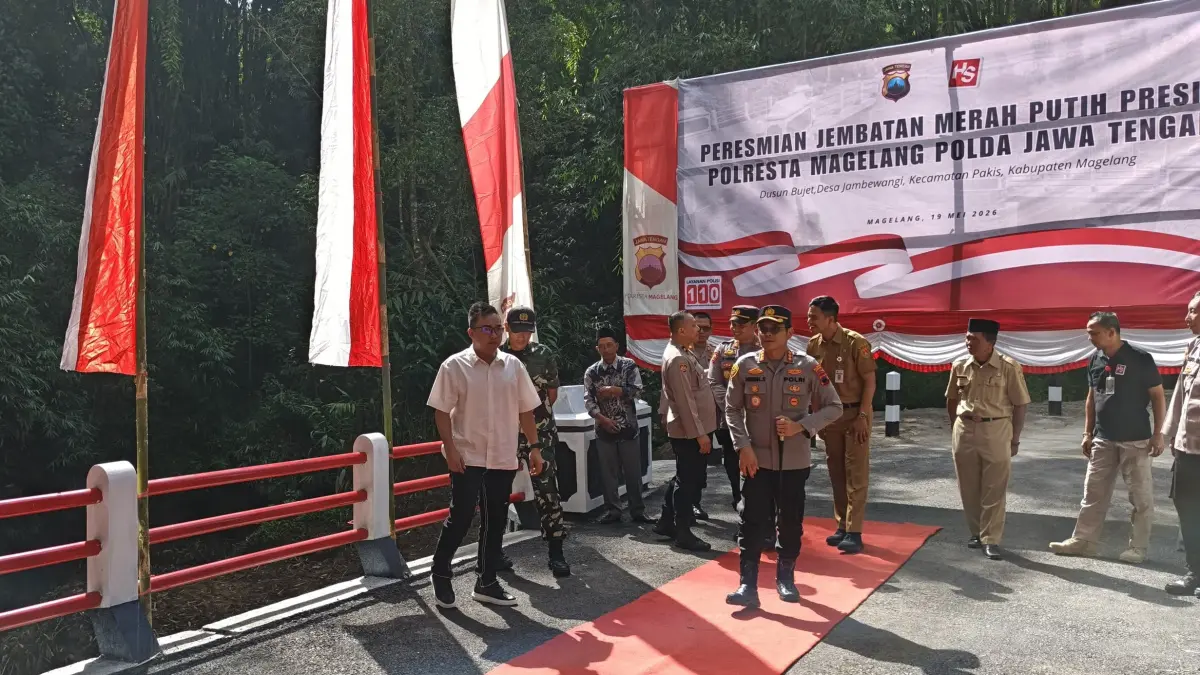 Kapolresta Magelang Kombes Pol Herbin Sianipar saat peresmian jembatan di Dusun Bujet, Desa Jambewangi, Selasa (19/5/2026). (ROFIK SYARIF/ JAWA POS RADAR MAGELANG)