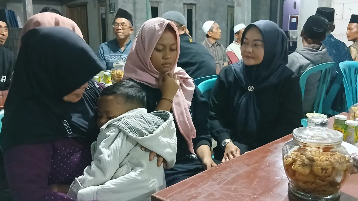 Ketua TP PKK Panca Dewi Agus Setyawan ketika berkunjung ke rumah korban pembunuhan di Desa Ngaren, Kecamatan Ngadirejo, Senin (18/5/1016) petang. (Isrimewa).
