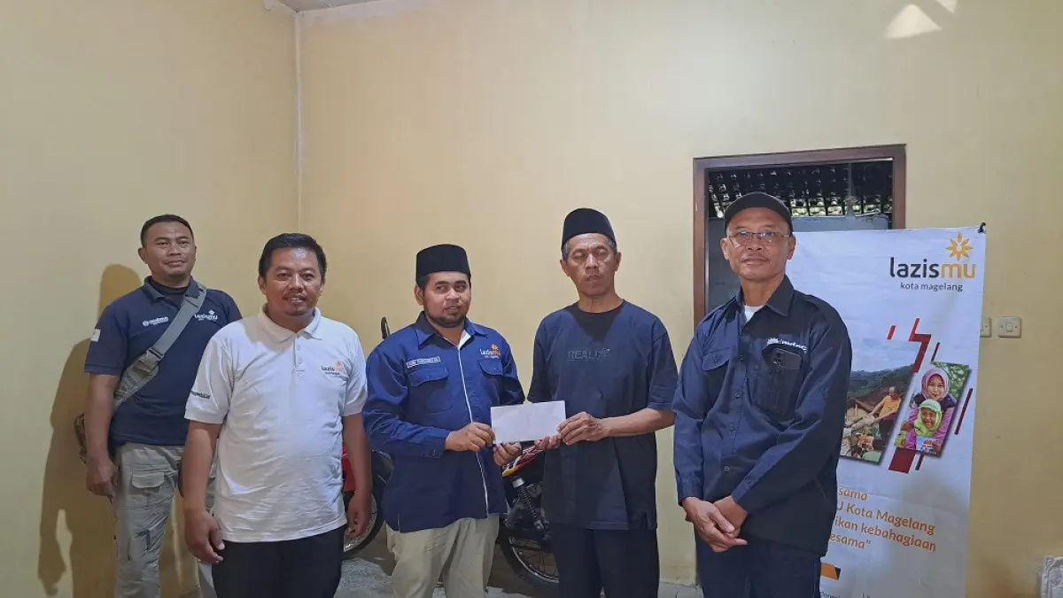 &nbsp;Manajer Lazismu Kota Magelang Fury Fariansyah menyerahkan bantuan sembako korban banjit bandang.