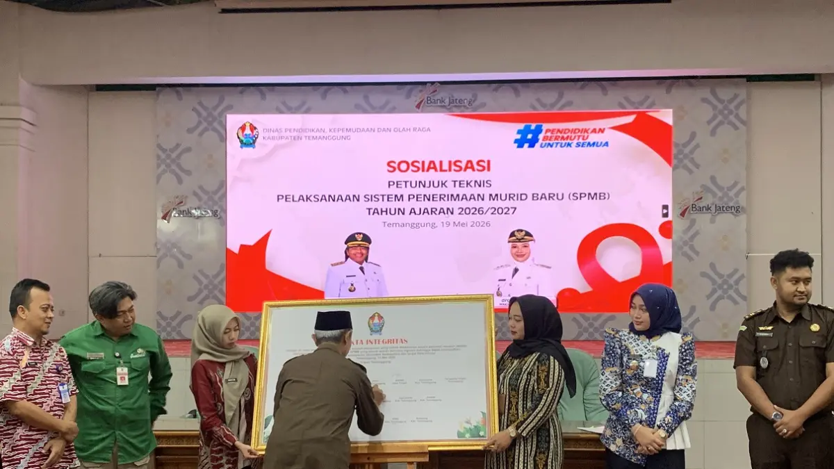 Penandatanganan pakta integritas pelaksanaan SPMB tahun ajaran 2026/2027 di Kabupaten Temanggung. (Devi Khofifatur Rizqi/Jawa Pos Radar Magelang).
