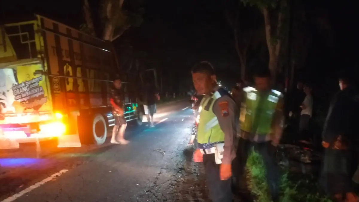 Petugas Satlantas Polresta Magelang saat melakukan olah TKP kecelakaan.