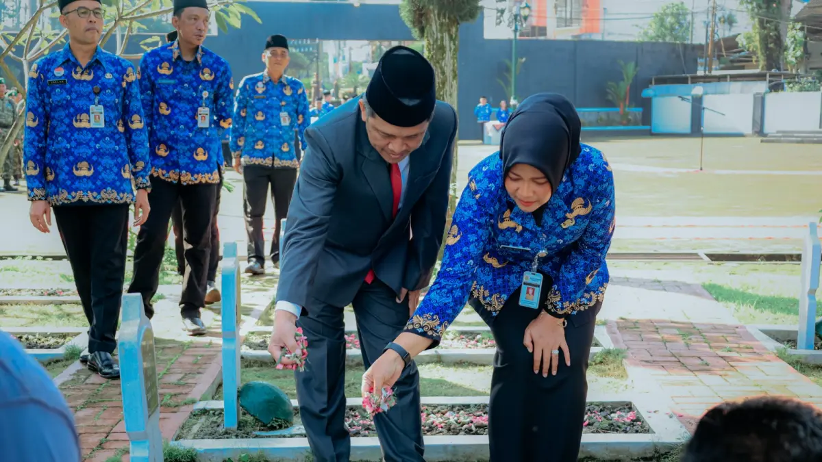 Bupati Wonosobo Afif Nurhidayat bersama istri dan jajarannya tabur bunga di Taman Makam Pahlawan (TMP) Wonosobo usai upacara Hari Kebangkitan Nasional, Rabu (20/5/2026). (Diskominfo Wonosobo for Jawa Pos Radar Magelang).