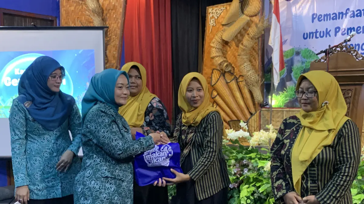 Pemberian stimulus Pemanfaatan Lahan Pekarangan untuk Pemenuhan Pangan Keluarga dengan Protein Ikan, di Balai Desa Legoksari, Tlogomulyo, Temanggung, Rabu (20/5/2026). (Devi Khofifatur Rizqi/Jawa Pos Radar Magelang)
