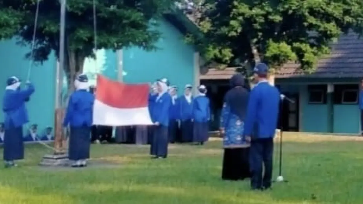 SMP Negeri 3 Salam Kabupaten Magelang mengadakan upacara bendera memeringati Hari Kebangkitan Nasional 2026 di halaman sekolah setempat, Rabu (20/5/2026). 