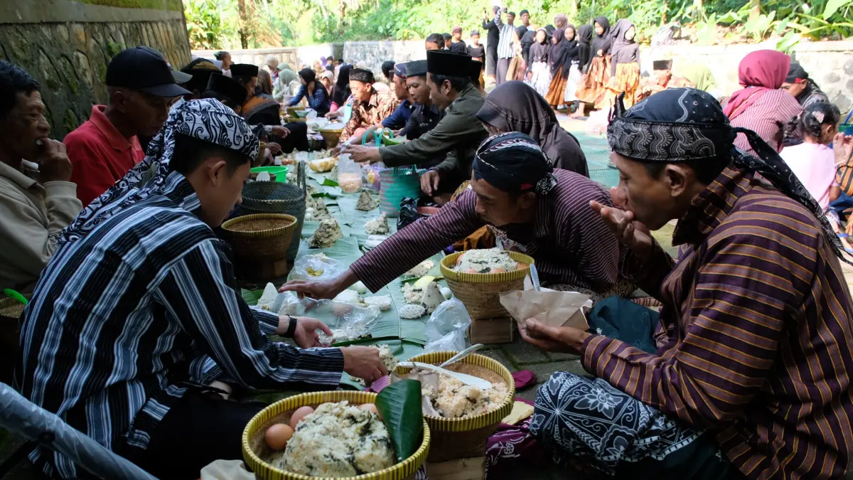 Warga mengikuti tradisi Nublek Kopi di Desa Gunung Gempol, Kecamatan Jumo, Kabupaten Temanggung, Rabu (20/5/2026). (Istimewa)