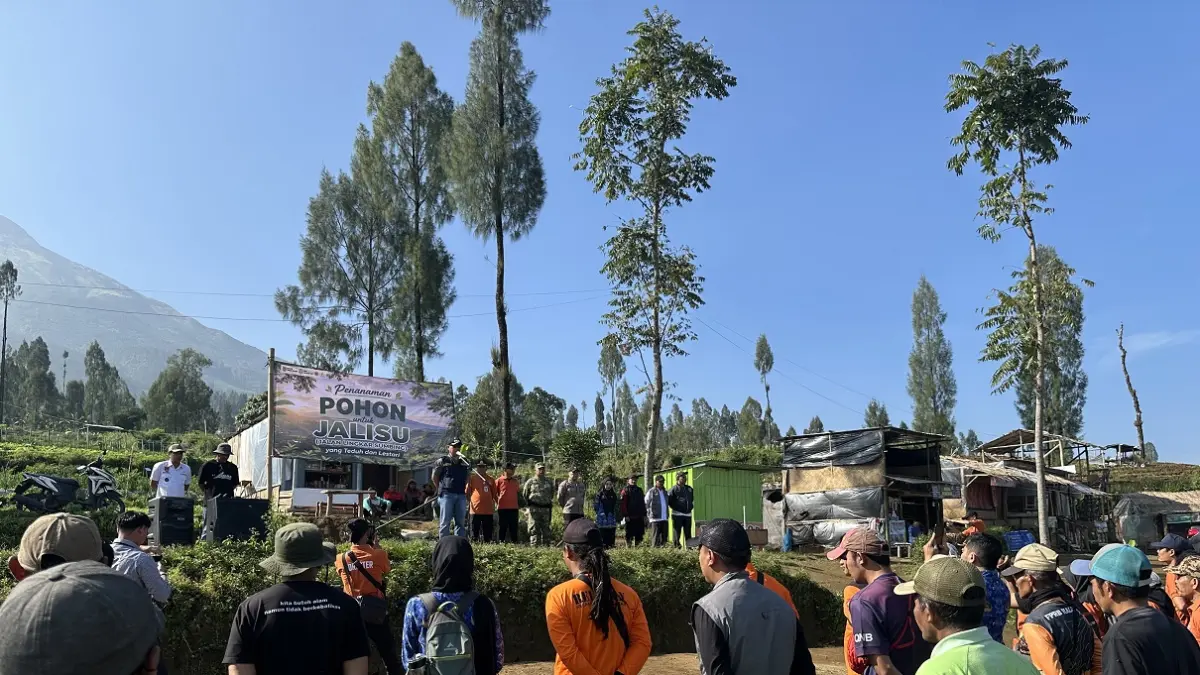 Bagian Perekonomian Setda Wonosobo bersama sejumlah komunitas dan pegiat lingkungan menanam pohon damar di Jalur Lingkar Sumbing (Jalisu) Dusun Cenglok, Desa Butuh, Kecamatan Kalikajar, Rabu (20/5/2026). (Istimewa)