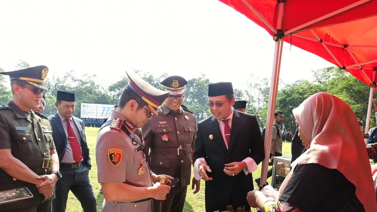 Bupati Magelang Grengseng Pamuji dan Kapolresta Magelang Kombes Pol Herbin Sianipar&nbsp; mencoba berbelanja dengan menggunakan QRIS dalam program Gerakan Blonjo Warung Tonggo,&nbsp;Rabu (20/5/2026). (ROFIK SYARIF/ JAWAPOS RADAR MAGELANG)