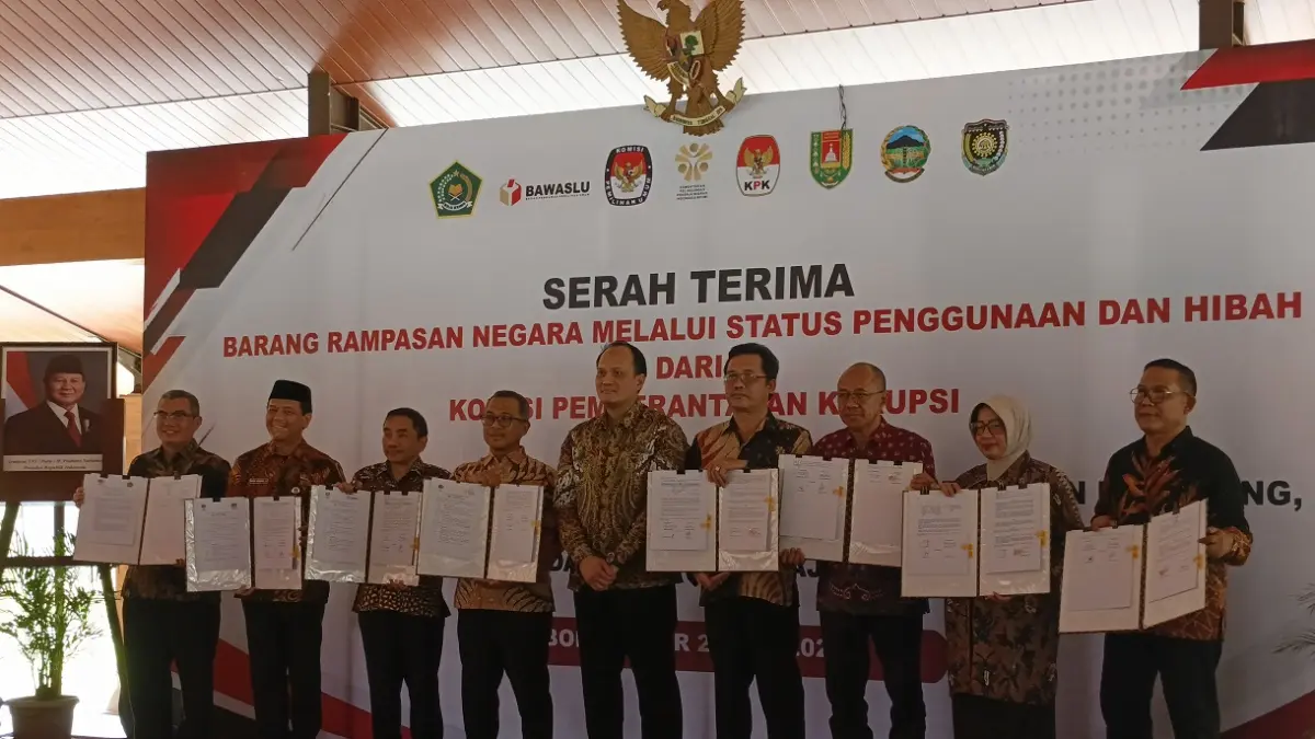 Bupati Magelang Grengseng Pamuji menerima penyerahan aset tanah hasil rampasan dari KPK RI, di Kampung Seni Borobudur, Rabu (20/5/2026) sore. (Rofik Syarif GP/Jawa Pos Radar Magelang)